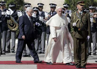 Чакат с камъни и бутилки папата в Израел