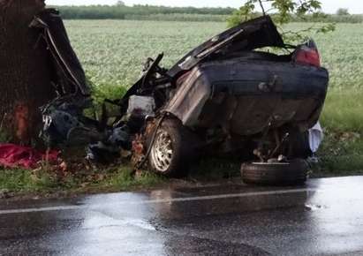 Кола падна в река, двама се удавиха