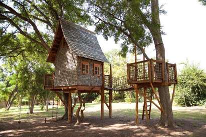 Романтик строи приказни къщи в клоните на дървета