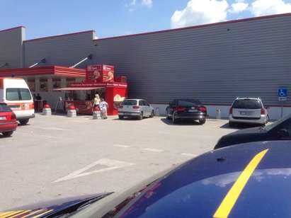 Нагло паркиране пред хипермаркет, жена спря на място за инвалиди