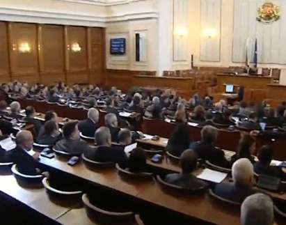 Депутатите се събират за вота срещу кабинета „Орешарски“, посрещат ги с протест