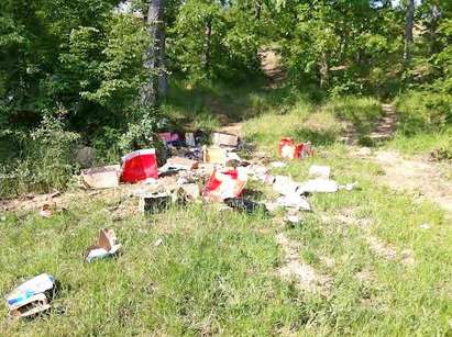 Търговци заляха с боклуци канавките край пътищата в Руен, кметът нехае
