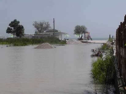 Кранево посреща туристи без плаж, служители от „Морска Звезда“ молят за помощ