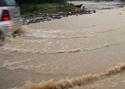 Дъждът наводни мост на прохода Айтос-Провадия, отнесени са настилки в Руенско
