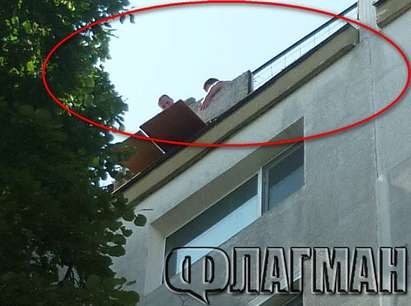 Огромно парче бетон се срути от покрива на бл. 13 в бургаския ж. к. Славейков