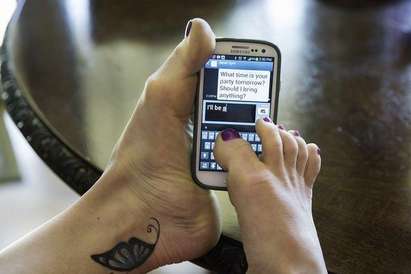 Спортистка без ръце пише SMS-и с краката си
