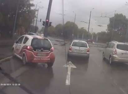 Нахалник със служебна кола прегази тротоара  на червен светофар край стадион "Черноморец" в Бургас, вижте го