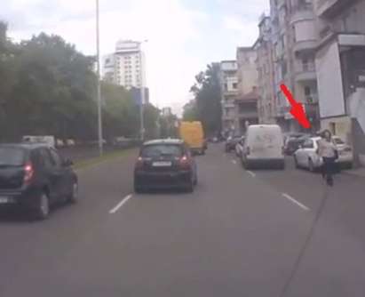 Пешеходци принудени да превземат бул. Демокрация в Бургас, тротоарите са пълни с коли
