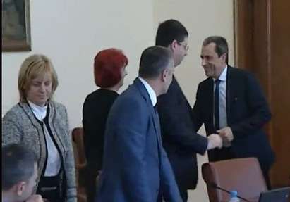 Премиерът представя в парламента отчета за едногодишното си управление