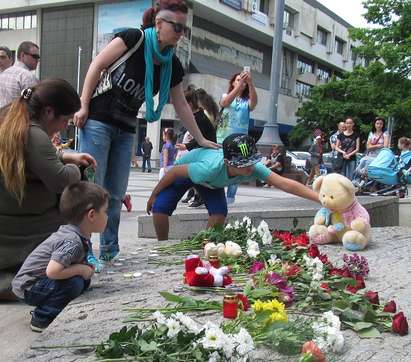 Майки и деца затрупаха с цветя и играчки фонтана пред Община Бургас в памет на Паоло