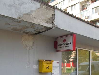 Счупен покрив в бургаския ж.к. "Славейков" заплашва старци да получат последна пенсия