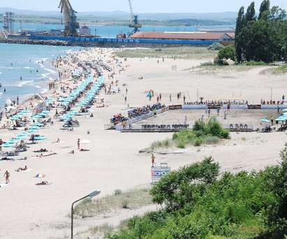 Централен плаж ви очаква с безплатни чадъри, състезания и концерти