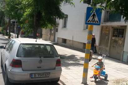 Нагъл шофьор паркира колата си пред пешеходна пътека