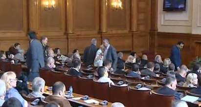 Правителството оцеля, 109 депутати подкрепиха вота на недоверие