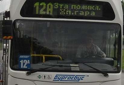 Джигит сече пътя на автобус №12, пътник разби с главата си стъклото