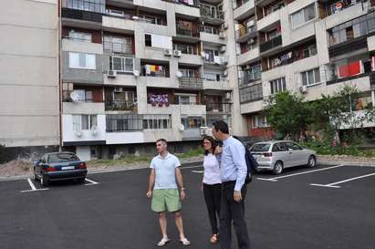 Изринаха стари гаражи, за да направят чуден паркинг в ж.к."Меден Рудник"