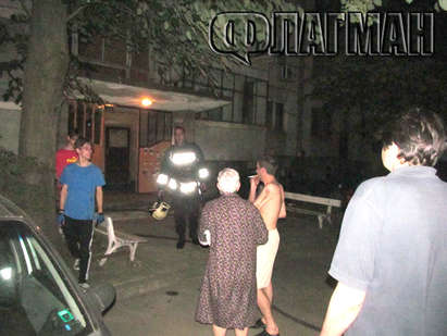Съседът Живко нахлул с кофа вода, за да спасява баба Иванка от горящия й дом, миг след това пламнали още три апартамента