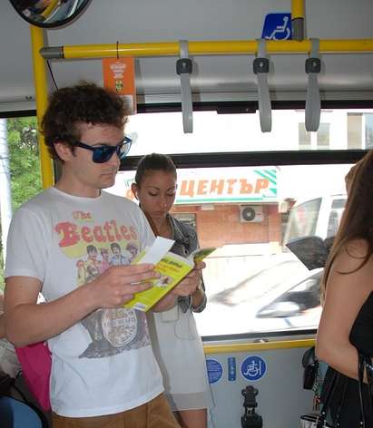Хората, четящи книга, се возят безплатно в градския транспорт на Бургас