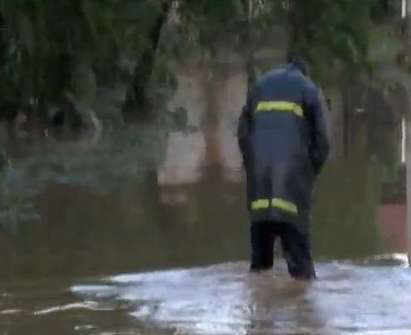 60 къщи са наводнени след двуметрова приливна вълна, отнесени са два автомобила