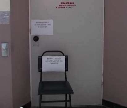 Кой крие фирмата, превърнала в ковчег асансьора в Бургаската общинска поликлиника?
