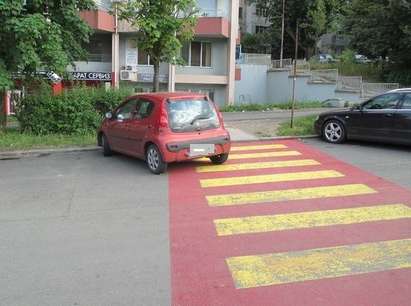 Бургазлия паркира колата си на пешеходна пътека