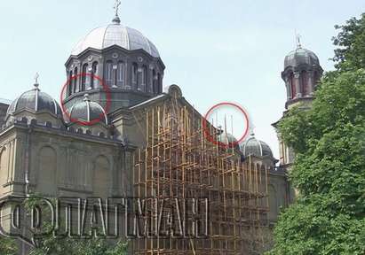 Първо във Флагман.бг: Паднаха два Кръста от куполите на храм „Св.св.Кирил и Методий“ в Бургас (ВИДЕО)