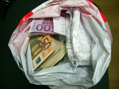 Турчин крие 57 080 евро в леглото в тира си, хващат то митничарите от Лесово