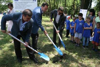 Кметът Николов направи първата копка на новите велоалеи в Бургас
