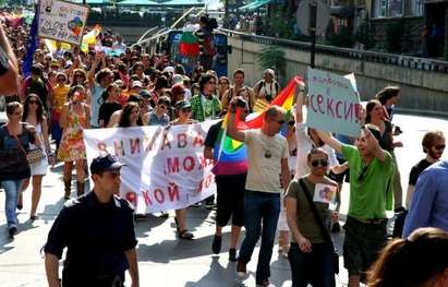Гейове, лесбийки и травестити скочиха на протест, резнали им парада