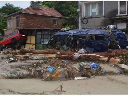 Вижте кошмара във Варна! Потопът отнесе с леглото болна жена, издирват още трима (СНИМКИ, ВИДЕО)