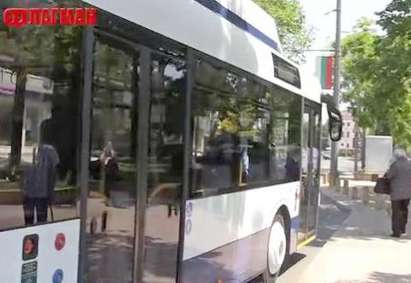 Бесен пътник потроши нов тролейбус в Бургас, заявил, че няма да купи билет