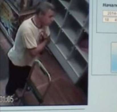 Камера засне крадец да задига чанта в супермаркет (ВИДЕО)