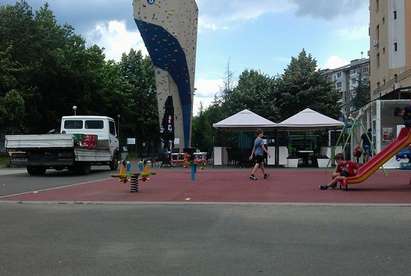 Жители на бургаския ж.к. „Славейков”: Изгонете дистрибуторите с камиони от детските площадки