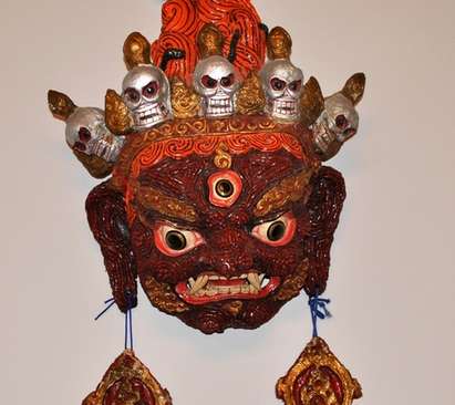 Показват  тибетски маски на демони и пазители на богатства в Казиното
