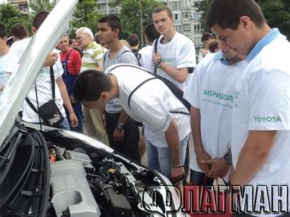 50 хибридолози от Механотехникума караха “Toyota” и “Lexus” в Бургас