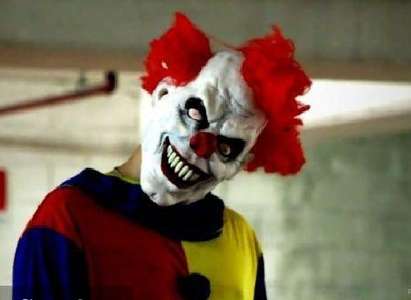 Зловещо! Брутална скрита камера с клоун-убиец шокира интернет (видео 18+)