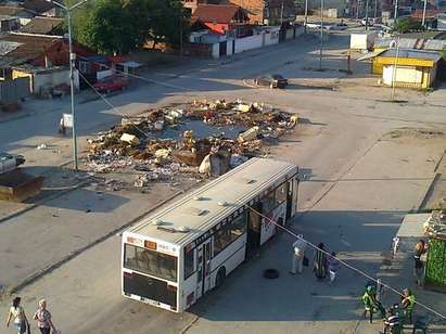 Автобусна спирка в Пловдив се превърна в сметище