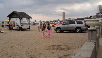 Нагли богаташи паркират джиповете си на плажа в Слънчев бряг