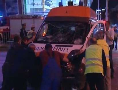 Кола блъсна линейка, трима настанени в Пирогов след трагедията