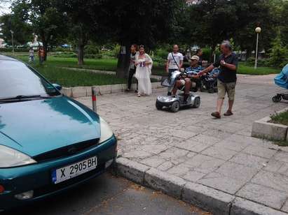 Възмутени бургазлии: Автомобили запушват Борисовата градинка за инвалиди и майки с колички, чакаме паяка с часове