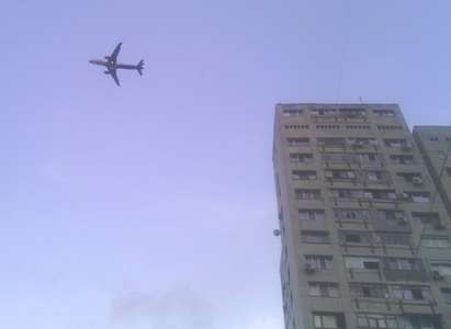 Летен терор в Бургас, самолети "бръснат" покривите на блоковете