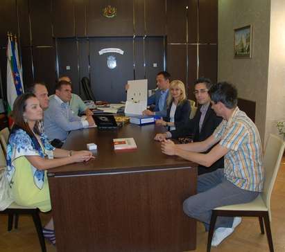 13 400 подписа „за“ отварянето на Пристанище-Бургас връчиха на кмета Димитър Николов