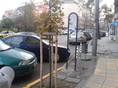 Тролейбусна спирка се превърна в незаконен паркинг