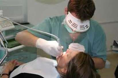 Пациентка съди зъболекар, глътнала му инструмента