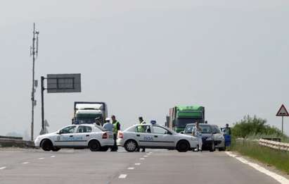 Обърнат бус блокира магистрала „Тракия“ край Бургас