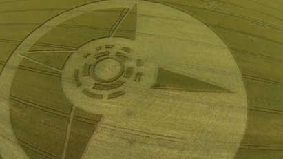 Фермер поиска обезщетение от извънземни, заради рисунка в житото му (видео)