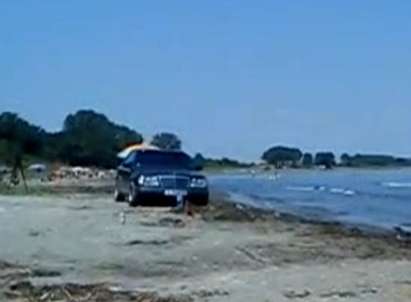 Екшън на плажа Вромос, девойка гази детски играчки с кола
