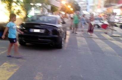 Баровец паркира колата си на пешеходна пътека в Созопол