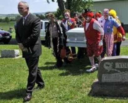 Хит сред погребалните агенции: Клоуни и извънземни развеселяват опечалените