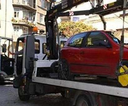 Шофьор вилня на наказателния паркинг в Приморско, паяк отнесъл колата му, докато заседавал в Общината